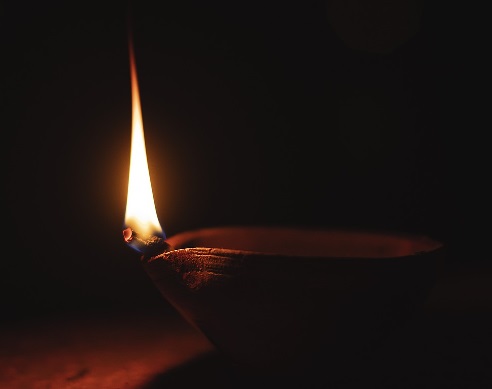 ज़िंदगी जलते हुये दीपक की तरह है। 